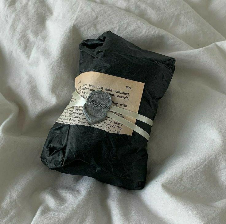 Sleeve & The Gesture of Wrapping